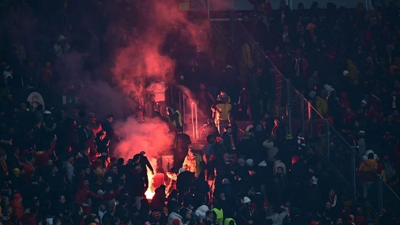 mourinhonun-maymundan-kasti-bunlar-olabilir-mi-taraftara-alevli-mesale-atan-71-aptala-agir-ceza-h1740466062-f60218.png